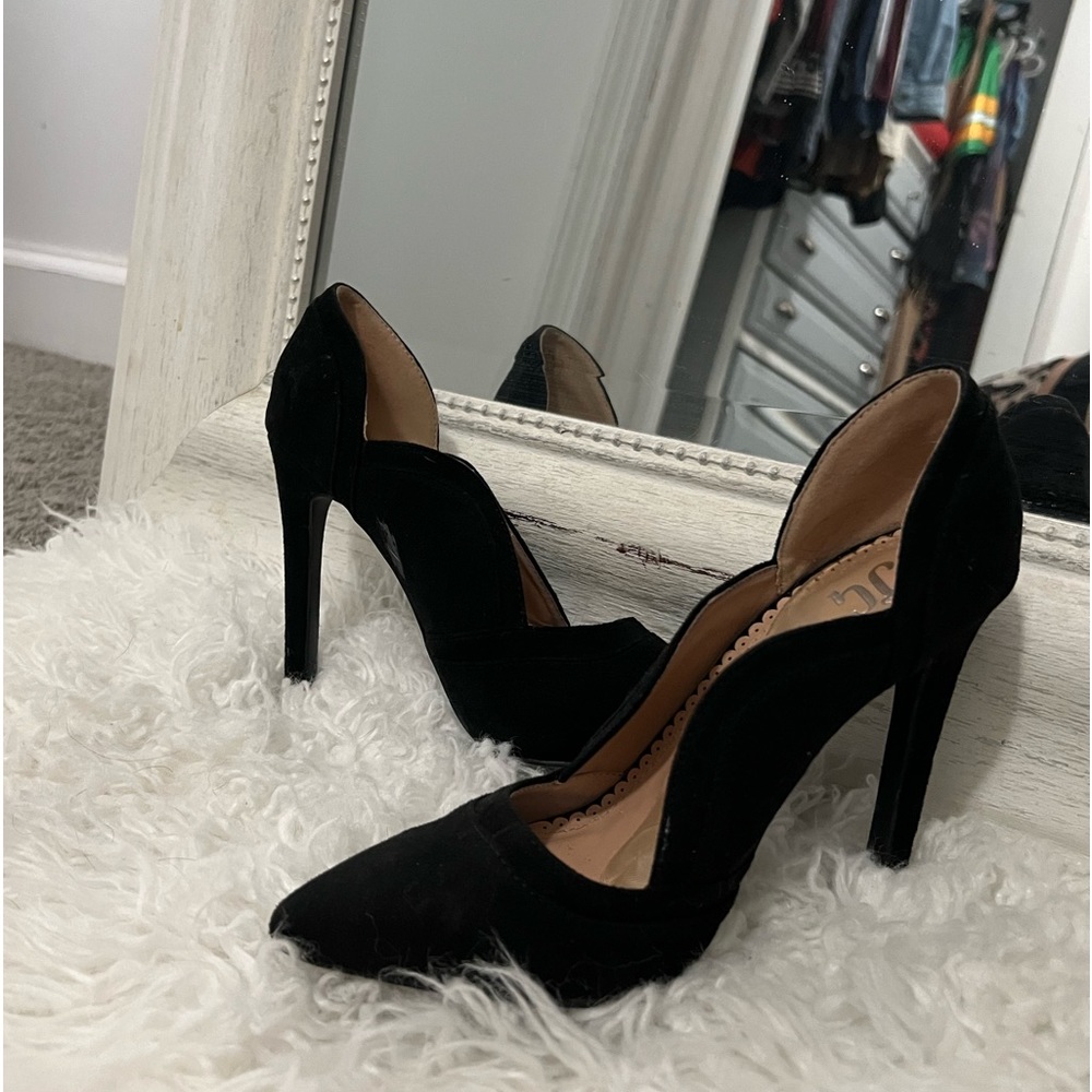 Black Pumps